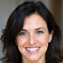 Retrato de una mujer sonriente de mediana edad, con cabello oscuro y ojos amigables, transmitiendo confianza y satisfacción.